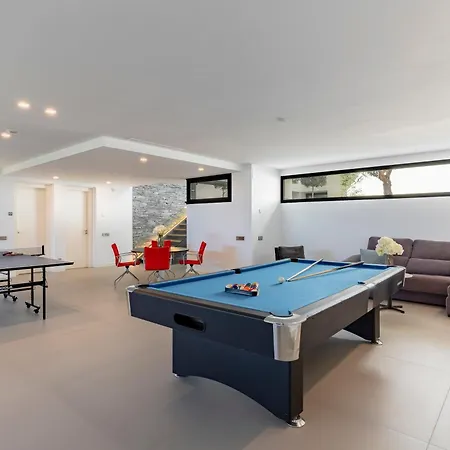 Nido Modern 4 Bed With Sea Views *